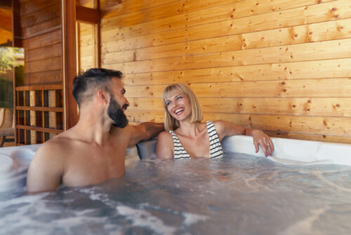 Vacances en couple : pourquoi choisir une chambre avec jacuzzi privatif ?