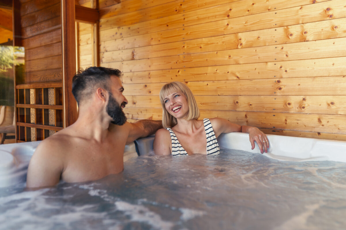 Vacances en couple : pourquoi choisir une chambre avec jacuzzi privatif ?